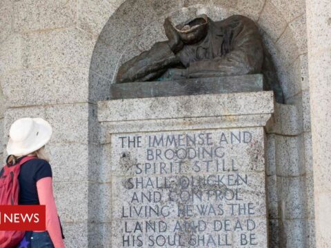 Cecil Rhodes statue in Cape City has head eliminated
